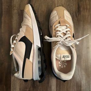 Women’s Nike Tennis Shoe, Size 8
